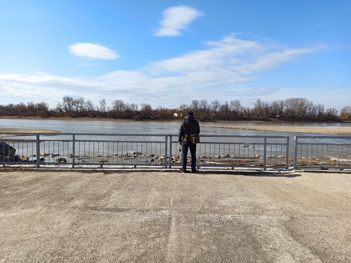 Были здесь в апреле прошлого года. В реке воды прибавилось, но немного. А вот водохранилище удивило