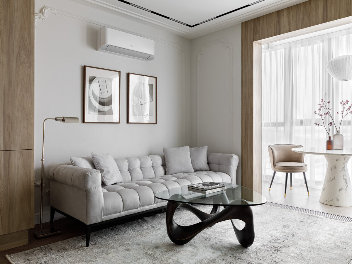  Фрагмент гостиной. Диван и журнальный столик, Eichholz; торшер, Restoration Hardware; краска, Paint Library.