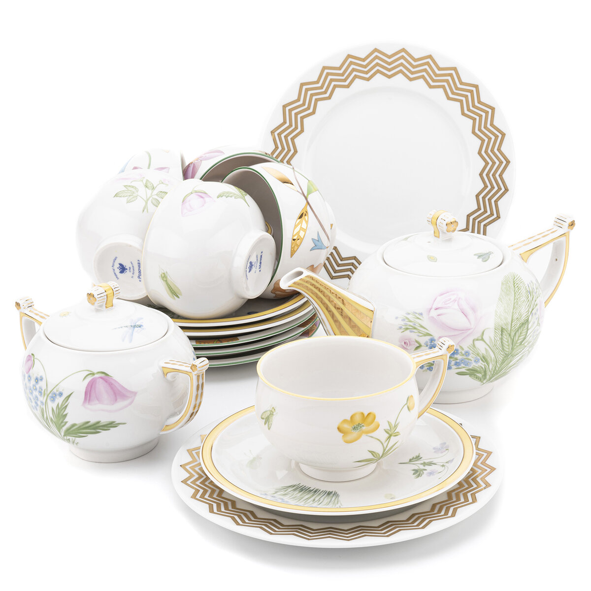           Сервиз чайный на 6 персон «Таруса» (форма Кострома ).                                                                                                                                                                                                          -Сервиз с чайными тройками, украшенными цветами, от художников по фарфору Императорского фарфорового завода украсит будни и праздники. Предметы изготовлены из русского белого золота, твердого, не пористого фарфора, который отличается глубоким и насыщенным цветом. Звонкость фарфора, его внешние особенности, искусная, детальная подглазурная роспись вызывают мысли о совершенстве и блаженстве. Чай из аппетитных чашечек с десертом на блюдце покажется особенно вкусным. Форму чайного сервиза «Кострома» разработала Татьяна Афанасьева в 2011 году в классическом стиле. Работы автора находятся в коллекциях Государственного Эрмитажа, Государственного Русского музея, Государственного музея керамики и стекла «Усадьба Кусково XVIII века», в частных собраниях. Рисунок, посвященный самому живописному городу России, находящемуся в Калужской области, родине Марины Цветаевой - Тарусе, придумала Шуляк Галина Дмитриевна, с 1976 года художник по росписи фарфора, скульптор Императорского фарфорового завода. Форма: Кострома. Вид рисунка: Таруса. Автор рисунка: Шуляк Г.Д. Сервиз состоит из чайника, сахарницы, 6 чашек, 6 чайных блюдец, 6 десертных тарелок. 