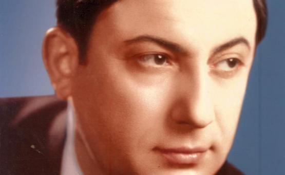 Заслуженный артист РА Эдуард Багдасарян
 
         Исполнилось 118 лет легенде советской эстрады 30-49-х годов, популярному в те годы  исполнителю старинных русских и цыганских романсов и песен Вадиму Алексеевичу Козину, завораживающим пением которого заслушивался сам "вождь всех народов"! Его выступление  в 1943 году тало украшением юбилея Уинстона Черчилля. А уже в 1944-ом, в числе тысяч других советских людей,  В.А.Козин был невинно осужден и объявлен "врагом народа", став узником сталинских лагерей...
    После смерти "вождя" он был, конечно, реабилитирован, и мог вернуться на родину. Но  тяжелая обида навсегда осталась незаживающей раной в сердце этого чуткого художника  с поэтической душой, и он не вернулся в Москву, а обосновался в далеком Магадане  на всю оставшуюся жизнь....
     А в 1967 году  на гастроли  в  Магадан приезжает ведущий солист Ереванского театра оперы и балета им. А.Спендиарова, лирический тенор Эдуард Багдасарян, в арсенале оперных партий которого к тому времени были  Альфред в "Травиате" и Герцог в "Риголетто" Д.Верди, граф Альмавива в "Севильском цирюльнике" Дж.Россини и Ленский в "Евгении Онегине" П.Чайковского. Во время своих магаданских гастролей, кроме арий из опер тенорового репертуара, Э.Багдасарян исполнил и несколько старинных романсов, в числе которых был знаменитый романс Н.Харито на слова В.Шумского "Отцвели хризантемы",  один из куплетов которого был спет на....армянском языке!         После этого концерта который имел огромный успех, за кулисы к армянскому певцу зашел сам....Вадим Козин, который поздравил Багдасаряна   с  успешным выступлением, а еще поблагодарил за  проникновенное исполнение известного романса на армянском и добавил: "Какой  у вас мелодичный армянский язык"!
     Эта незабываемая встреча с прославленным певцом В.А.Козиным очень круто изменила творческий путь  Эдуарда Багдасаряна, который бережно хранит фотографию, на которой в далеком 1967 г. он запечатлен вместе с Вадимом Алексеевичем. А кроме того, Багдасарян получает в подарок от легендарного певца кассету: песни и романсы  в исполнении В.Козина под собственный аккомпанемент и надпись рукой Вадима Алексеевича: "Магадан 11 мая 1967 года. Желаю всего хорошего и вашему городу Эривани, большой привет всем его жителям, а также передаю всем вашим родным свой далекий магаданский привет!" Но главное наследие, завещанное Багдасаряну Козиным, - это две огромные бабины (тогда же записи на магнитофоне производились на бабинах!) с напетыми им самим романсами и песнями.
      И как же после всего этого нужно было поступить Эдуарду Сергеевичу Багдасаряну?
      До этого я сказала, что встреча с В.А.Козиным изменила  творческий путь армянского тенора. Но как?  Э.С.Багдасарян уходит из театра и начинает серьезно, заниматься исключительно романсовой музыкой. Позднее он и становится единственным профессиональным знатоком  и  исполнителем этой музыки в Армении, наследовавшим ее из первых рук, то есть  от самого Вадима Алексеевича Козина!
     А став профессиональным исполнителем старинных русских и цыганских романсов и песен, уже  в 90-х годах после ухода из жизни легендарного В.Козина Эдуард Сергеевич Багдасарян  подготовил и  представил  своим поклонникам - любителям и ценителям старинного русского романса! - свою замечательную литературно-музыкальную композицию "Опальный Орфей", посвященную памяти Вадима Алексеевича Козина.
    Оригинальность и необычность этой композиции заключалась в том, что Э.С.Багдасарян не только  блестяще исполнял романсы и песни из репертуара В.Козина, но и  с изысканным вкусом вел со своими слушателями непринужденным диалог. Хотя скорее это был интереснейший монолог, который чередовался с исполнением того или иного романса из репертуара В.Козина. То есть Э.С.Багдасарян  в полном смысле слова являлся здесь автором и исполнителем этой композиции, в которой он сочетал  непревзойденное мастерство  рассказчика (он говорил  о  трудной судьбе Козина, о своей первой встрече с ним   в  1967 году и о дальнейшей крепкой  творческой и человеческой дружбе с "опальным Орфеем"!) с благородной манерой своего изумительного вокального исполнения. Рассказ  о трудной судьбе "опального Орфея"  - В.А.Козина   в высокохудожественном повествовании Э.С.Багдасаряна производил на слушателей необычайно волнующее впечатление, глубоко проникая в душу. А им же вдохновенно  и выразительно исполненные романсы и песни из репертуара В.Козина такие, как  "Караван", "Весеннее танго", "Осень- прозрачное утро", "Дружба", "Вернись" и, конечно же, "Отцвели хризантемы", - доставили огромное эстетическое наслаждение.
    Пусть  же эта статья  будет  благодарной данью памяти  двум замечательным певцам - Вадиму Козину и Эдуарду Багдасаряну, - доставлявшим своим  незабываемым лучезарным искусством огромную радость людям.