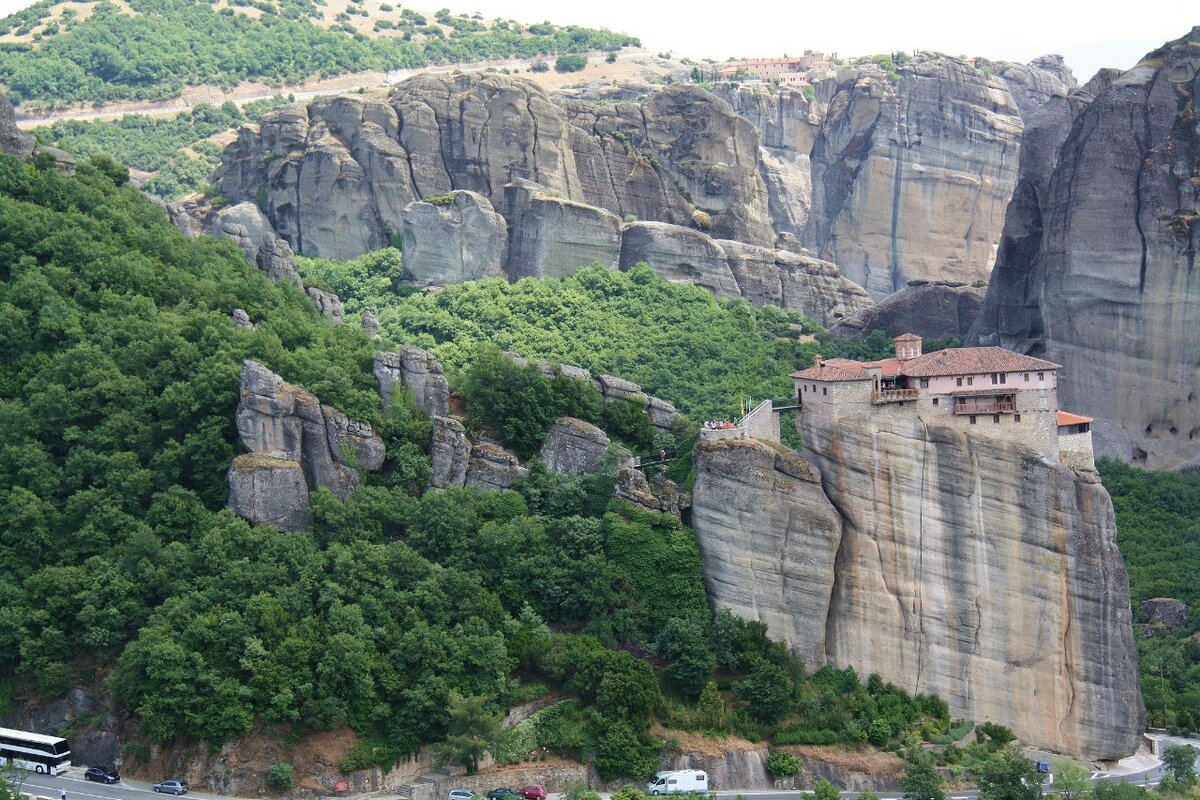 Монастыри на скалах. Фото автора статьи
