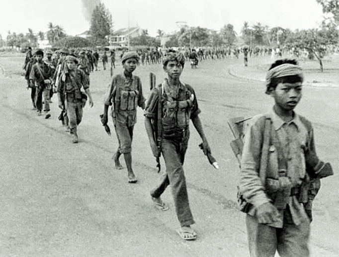 Дети-солдаты в армии Пол Пота были повседневной реальностью. Они не знали жалости и слепо подчинялись "Верховным братьям" и своим командирам.