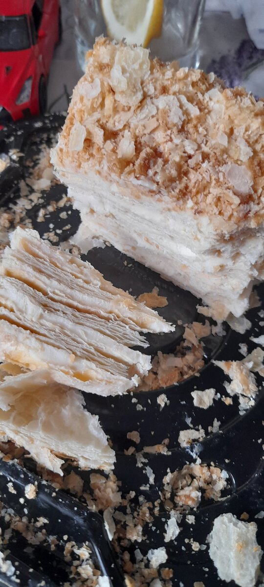 Резать не возможно, весь проминается, крем не вкусный
