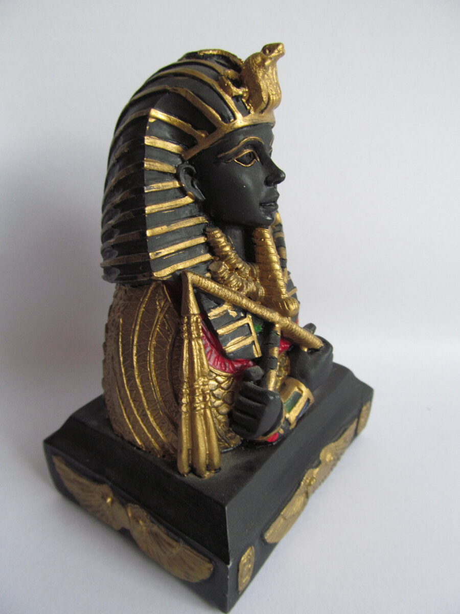 Статуэтка одного из Фараонов - популярный сувенир гостей Египта