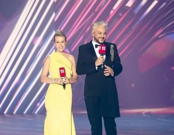 Ведущие «ЖАРА Music Awards 2021» Ксения Собчак и Филипп Киркоров