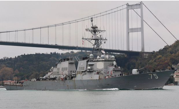 Эсминец с управляемыми ракетами класса ВМС США USS Donald Cook (DDG 75) выходит в Босфор