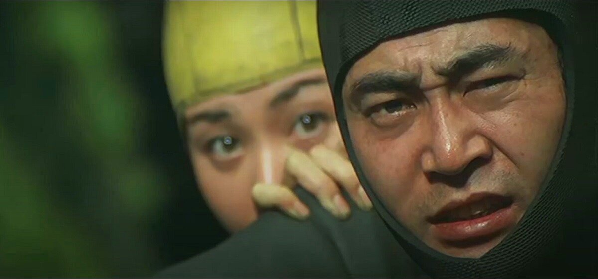 Из-за того, что героиня весь фильм только и делает, что визжит от страха, герой должен был оглохнуть на оба уха ещё до того, как впервые увидел плезиозавра. 