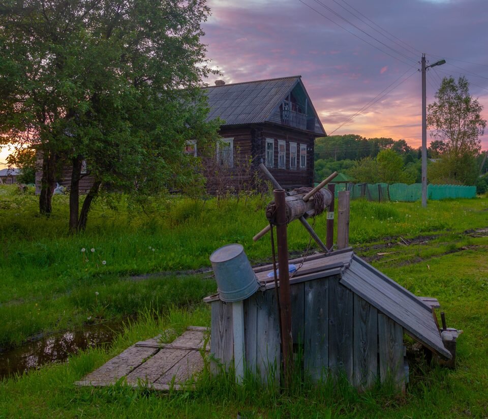 Деревенский колодец. Деревенский домик с колодцем. Сельский колодец. Деревенская улица с колодцем.