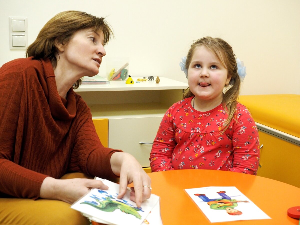 Дефектолог и ребенок. Комбинированное нарушение развития. Нарушения в развитии детей и взрослых. Дети с родителями. Дети с интеллектуальными нарушениями.