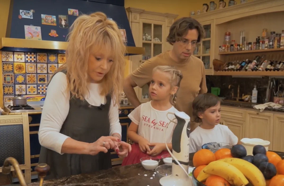 Максим Галкин и Алла Пугачева с детьми дома . Фото из интернета 