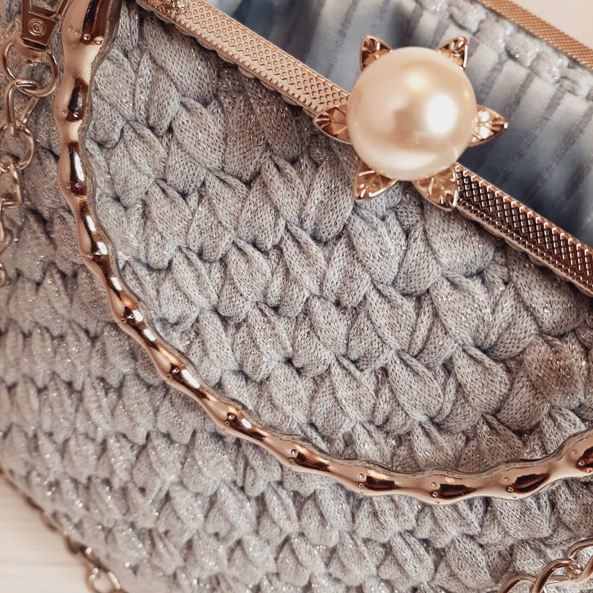 Вы когда нибудь задумывались над тем, чтобы связать этот красивый аксессуар крючком? Нет? А зря! Имея такую сумку вы станете обладательницей не только модной, но и эксклюзивной вещицы, которая с легкостью переплюнет все купленные аксессуары. А если вы еще и умеете работать крючком, то вязание сумок станет для вас возможностью реализовать свои творческие способности и задумки.