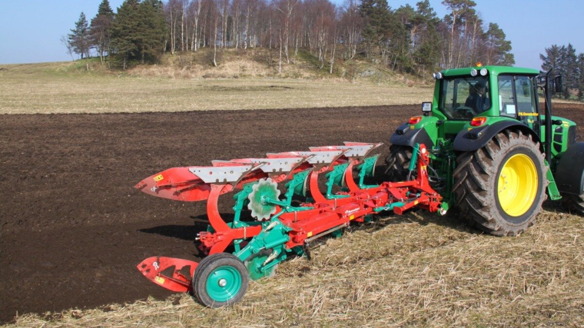 Фото: 1belagro.com Оборотный плуг в работе