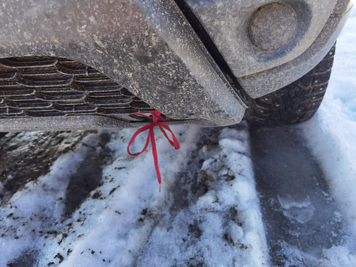 Вырвало радиаторную решетку целиком, она крепится вместе со штатной защитой.