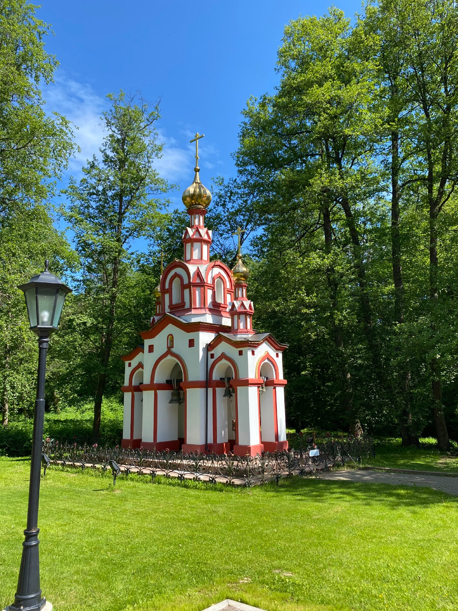 Все очень ухожено, идеальные газоны 