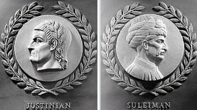 БАРЕЛЬЕФ СУЛЕЙМАНА ВЕЛИКОЛЕПНОГО В ПАЛАТЕ ПРЕДСТАВИТЕЛЕЙ КОНГРЕССА США. (википедия)