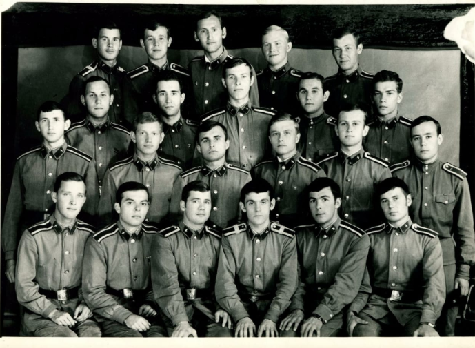 А здесь Юра в первом ряду, рядом с младшим сержантом (справа от него)