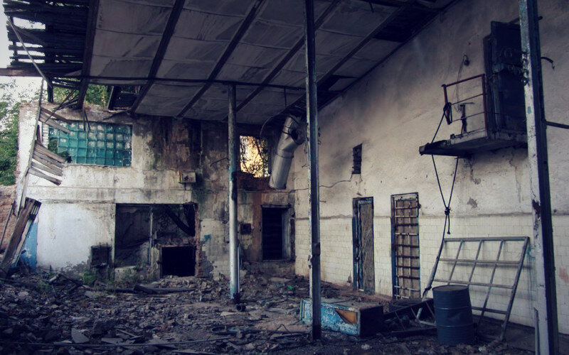 Руины одного из заводов в Казахстане; тут тоже когда-то занимались витаминами; источник: urban3p.ru