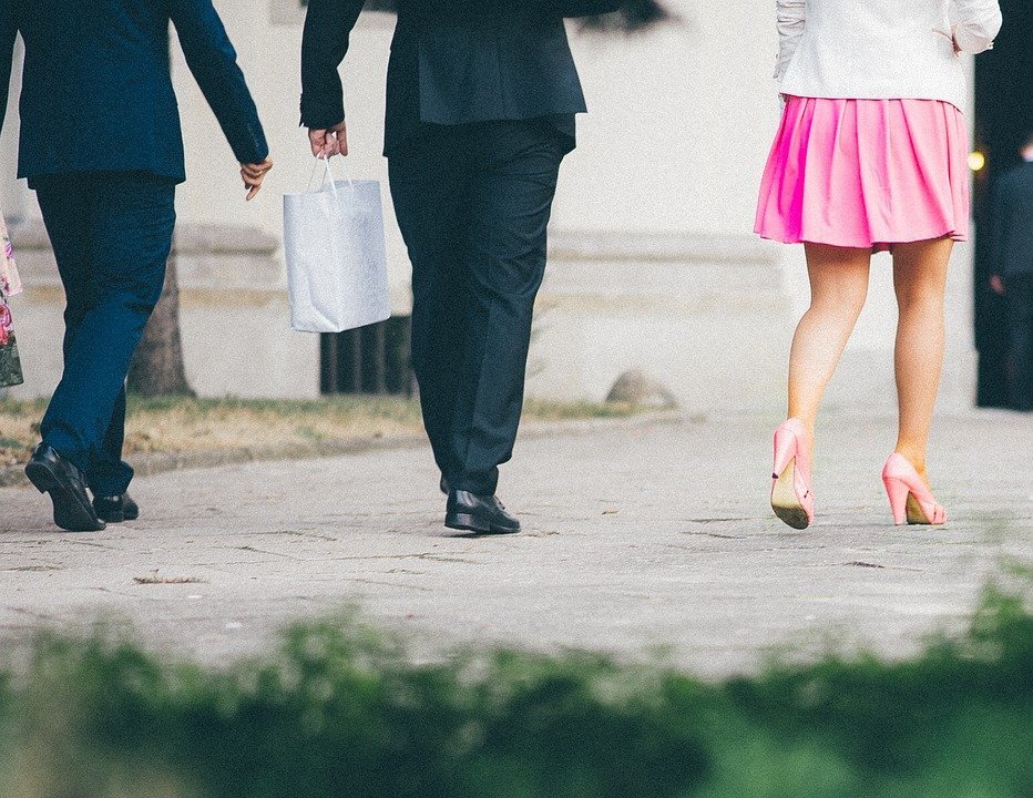 Ситуация обязывает. Фото https://pixabay.com/photos/suits-shoes-high-heels-pink-skirt-2625361/