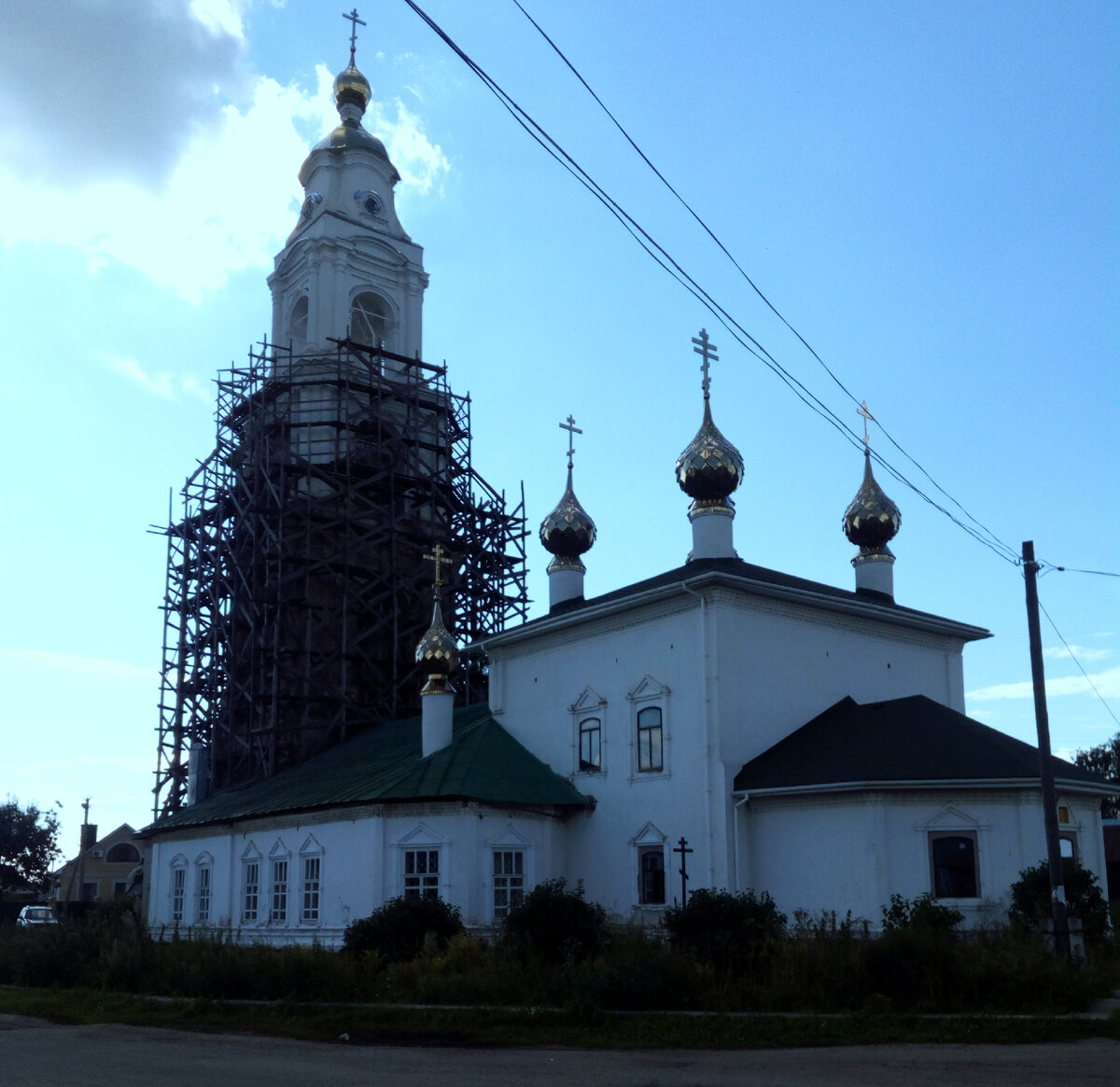 Возле Ильинского храма я побывала в свой прошлый отпуск, когда гуляла по родным окрестностям. Тогда храм был на реставрации (фото автора) 