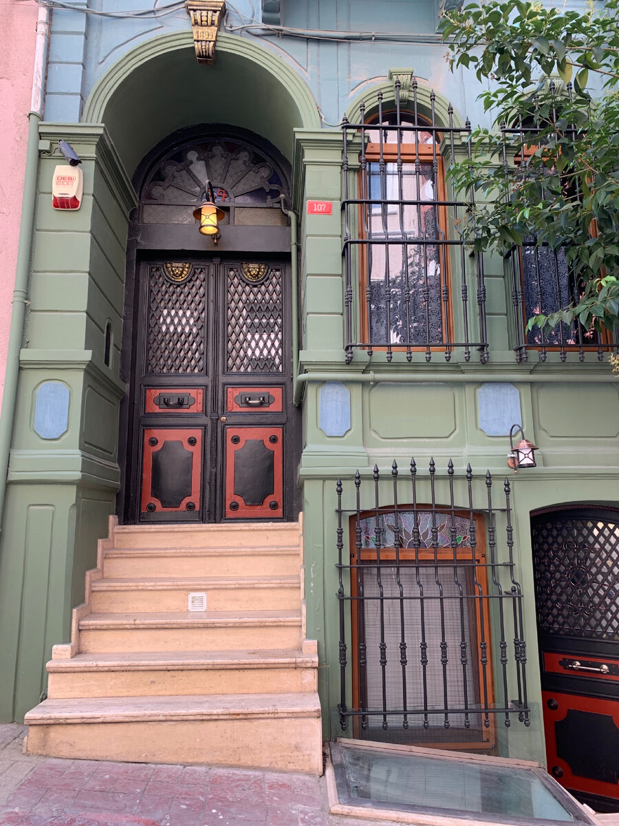 Так как ландшафт очень холмистый, многие дома расположены буквально на горе, поэтому «низ» дома вот такой неровный. Также, как это часто встречается в США, многие входные двери в дом сопровождаются подобными лестницами. Смотрится очень красиво!