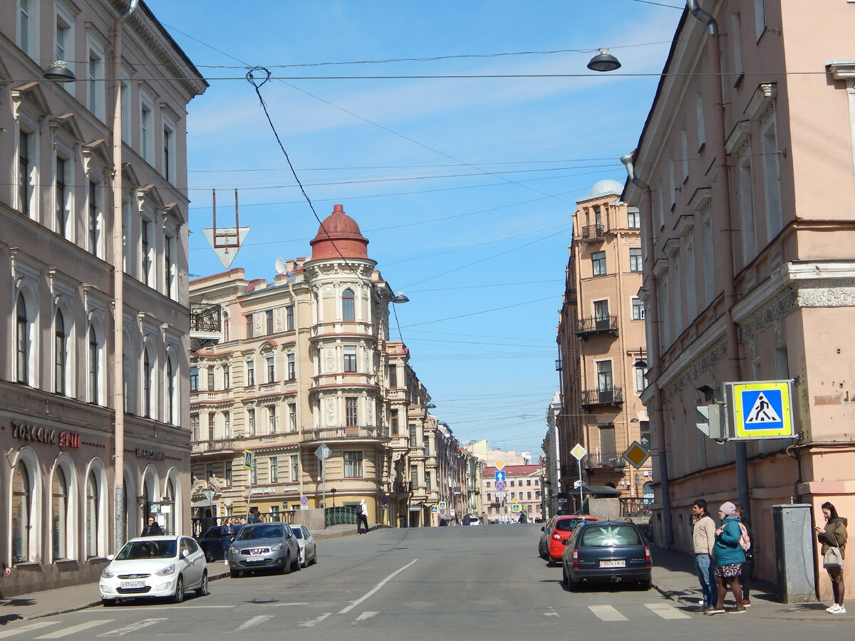 Длина Кокушкина переулка всего 35 метров. Название Кокушкина переулка и моста связаны с фамилией купца Василия Кокушкина. Его дом находился на углу Кокушкина переулка и Садовой улицы