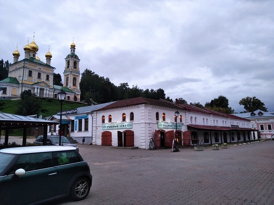 Вид на церковь Воскресения Христова с набережной Плёса