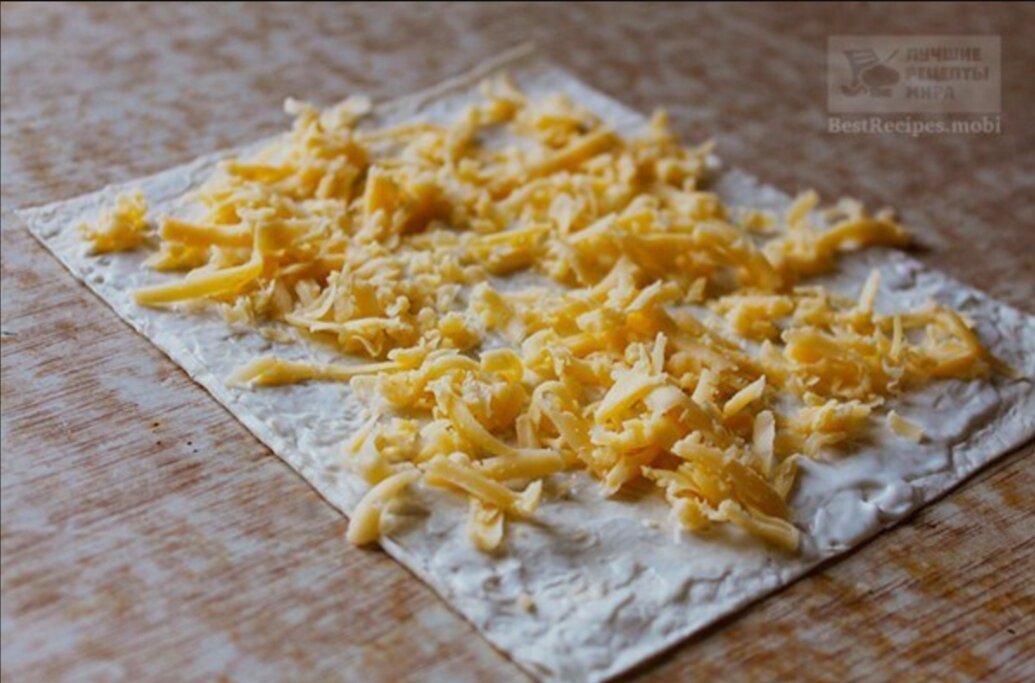 Сыр натереть на терке. Лаваш смазать майонезом, посыпать сыром и положить ломтик ветчины