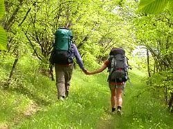 Самые устрашающие небылицы о туристических походах: неподъемный рюкзак, надоедливые насекомые, отсутствие горячей воды, несносные условия проживания в палатке.