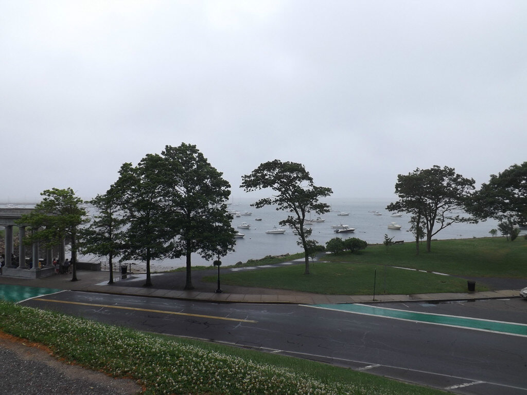 То самое место. Слева в беседке памятный камень.