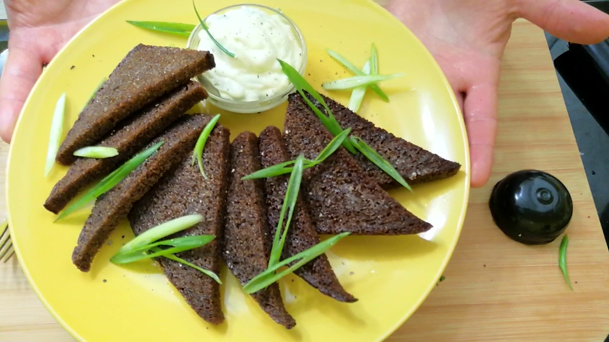 Чесночные гренки с соусом