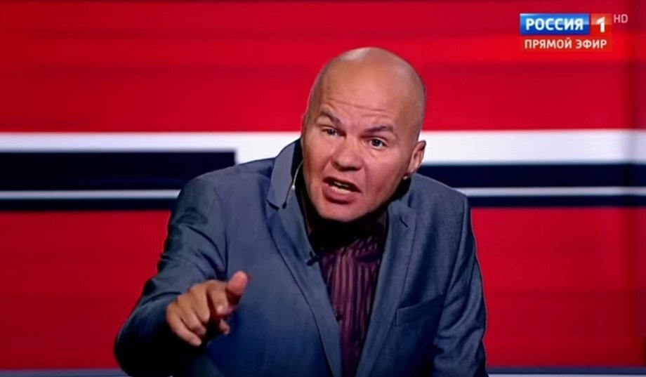 Вот некто Ковтун - мальчик для битья. В Украине его никто не знает, Якобы политолог. Директор "Центра исследований общественных процессов".  Ну да, ну конечно. . 