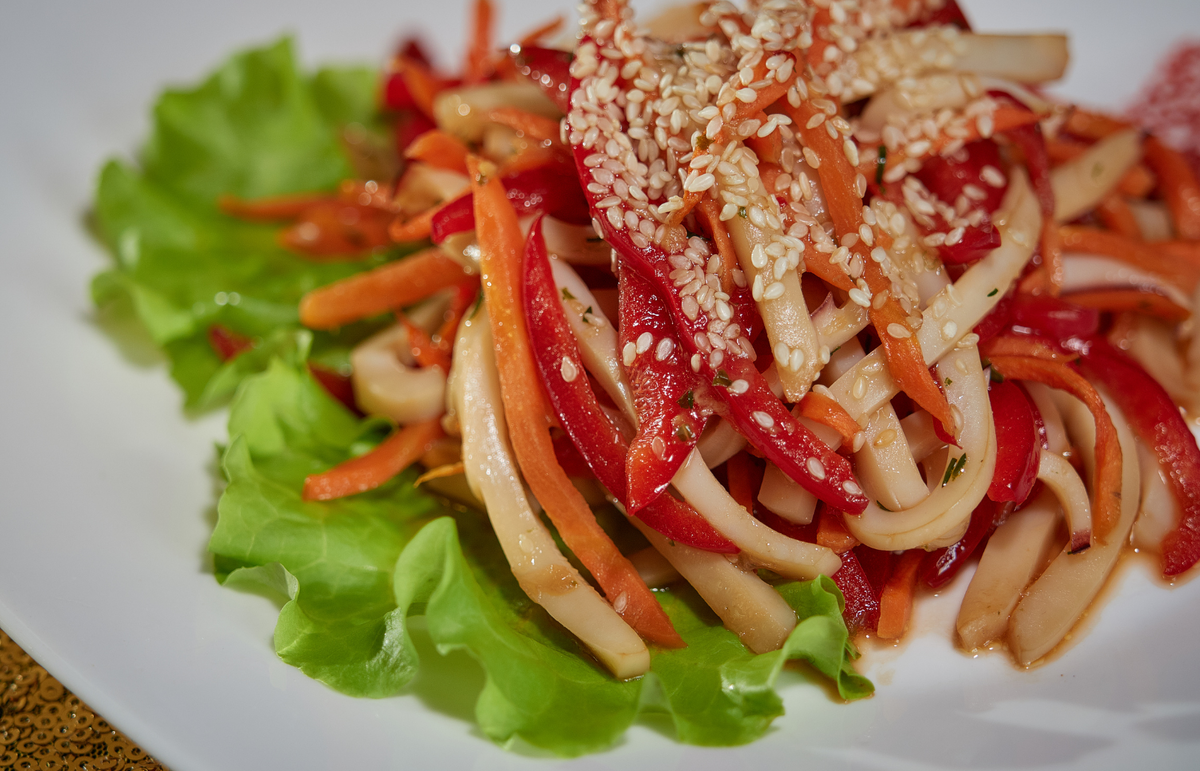 Как приготовить вкусный салат из кальмаров: рецепты и советы