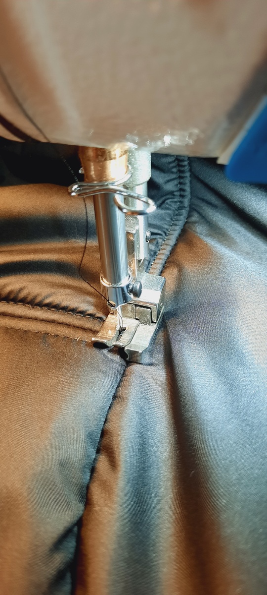 Шила на промышленной машинке, но с лёгкой курткой справится и обычная бытовая!