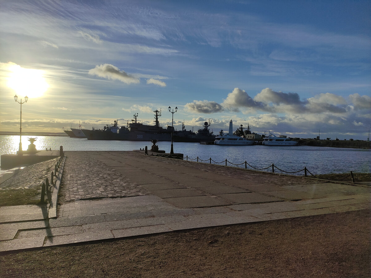 Военные корабли у Петровской пристани