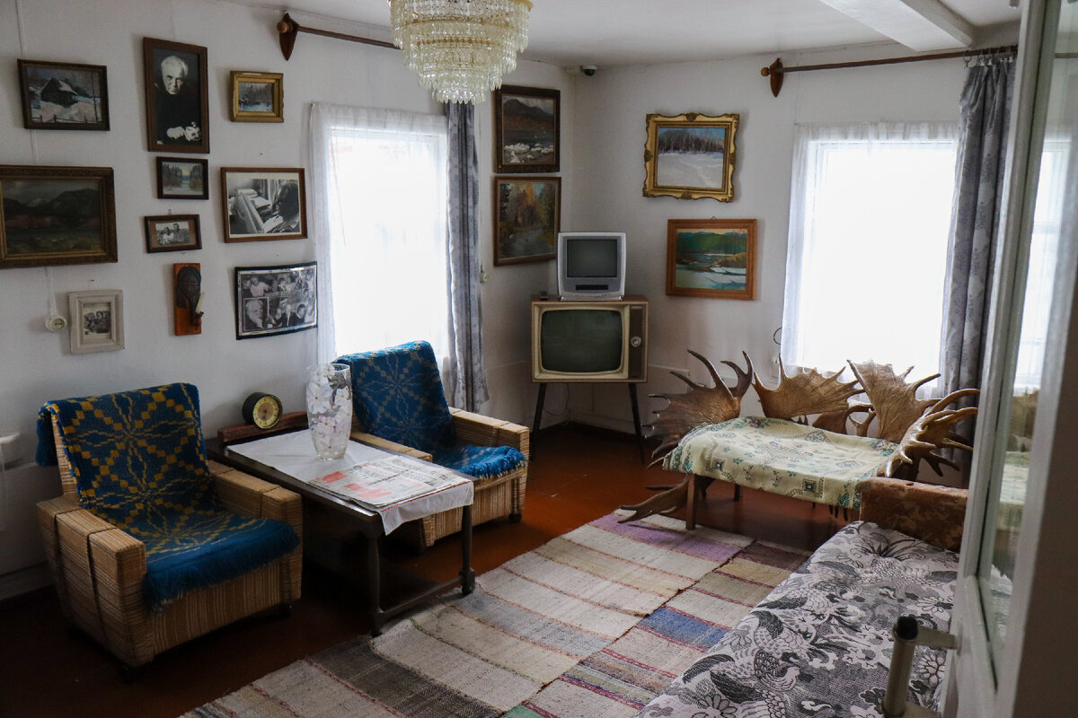Гостиная в домике Астафьева.