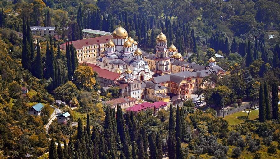 Вид с горы Новоафонский монастырь
