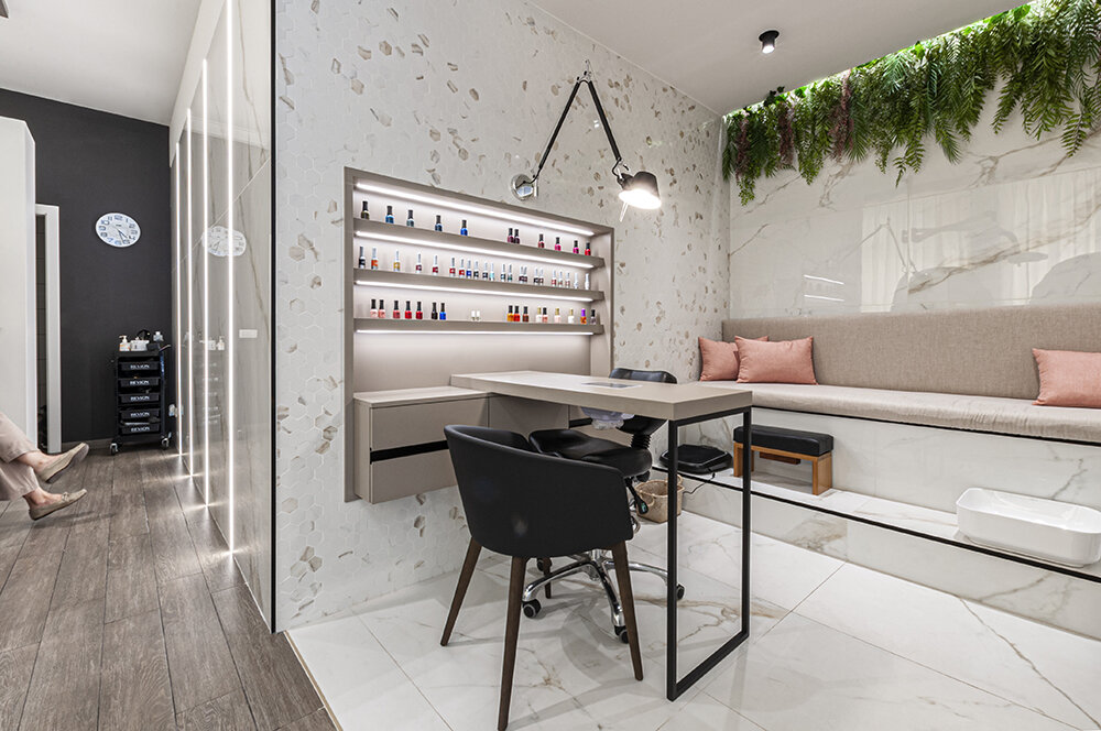 Изысканная коллекция плитки Diamond Gold в дизайне интерьера салона красоты 