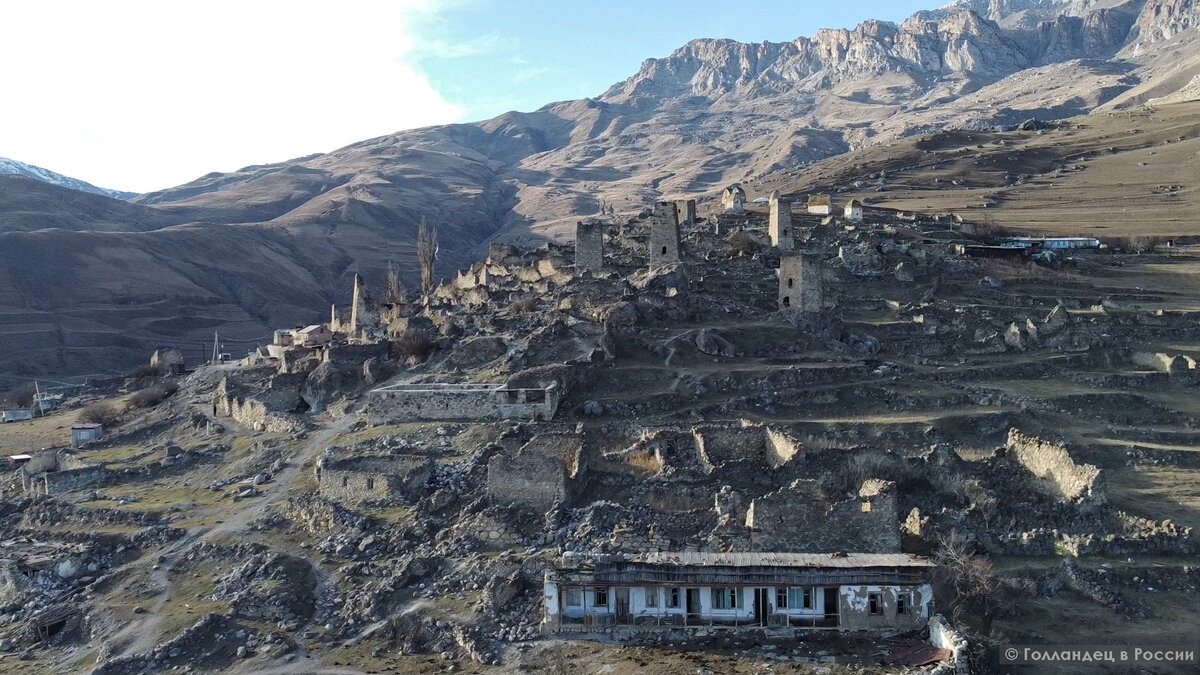 Город выглядит как декорации для фильма "Властелин колец" (Эдорас). Фото: из личного архива