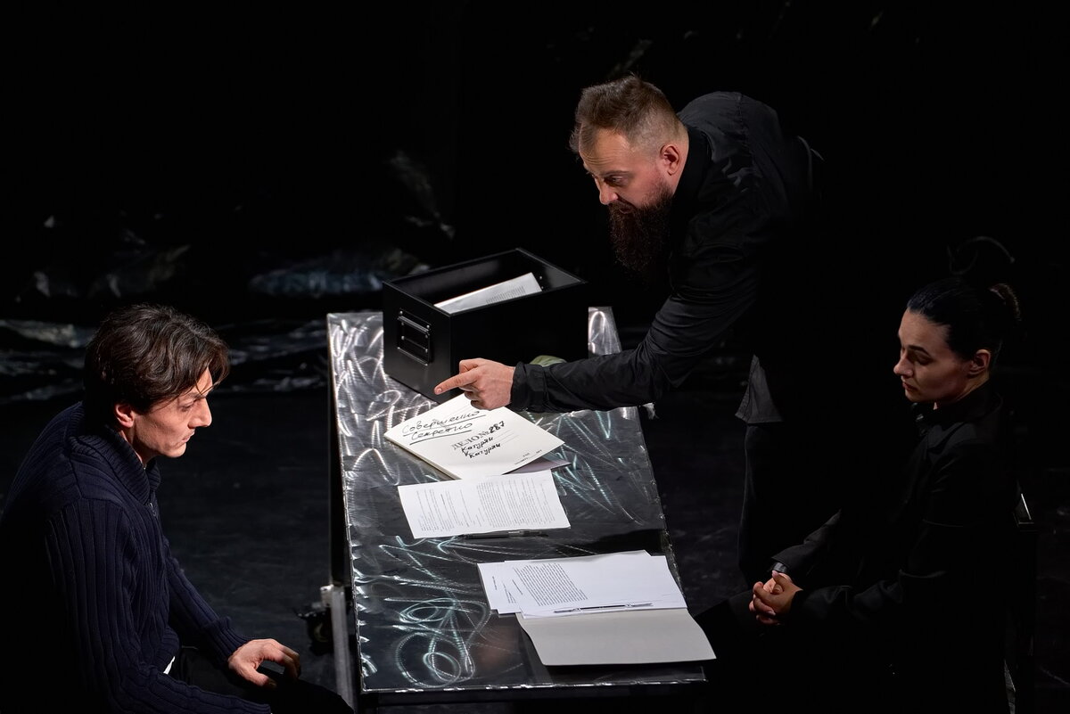 Актёры в спектакле "Человек-подушка"