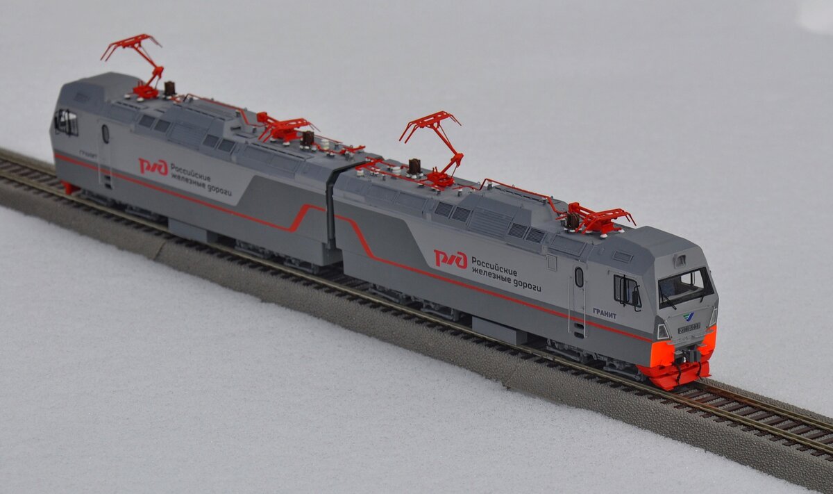 Модель электровоза 2ЭС10 "Гранит" в заводской схеме окраски. М 1:87