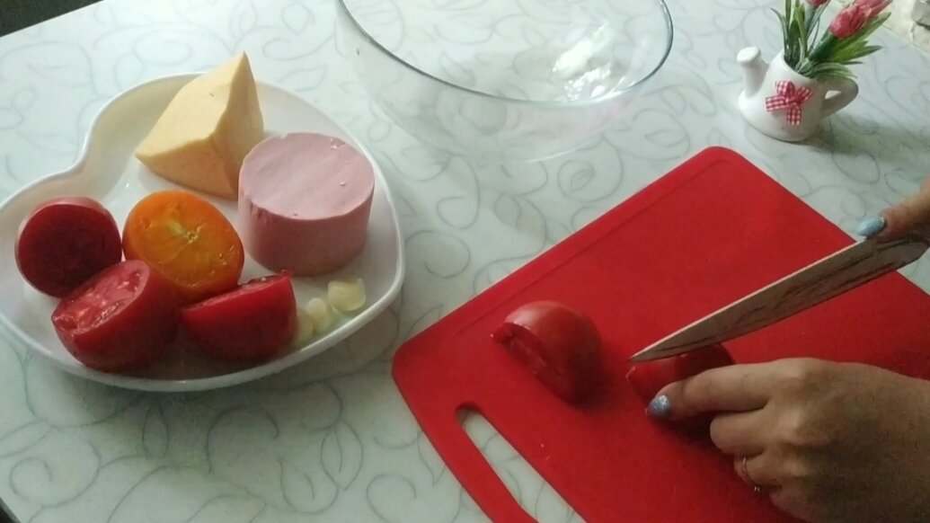 Помидоры режем средним кубиком