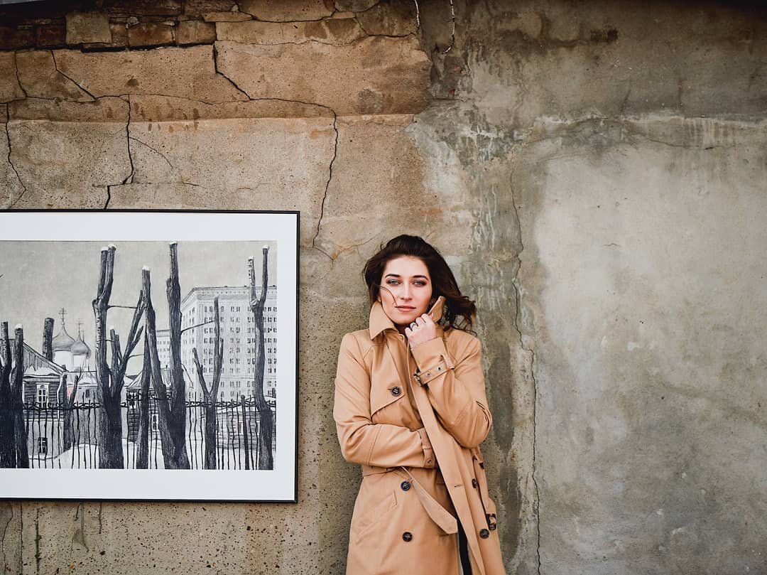 Евгения Мельникова с одной из своих картин