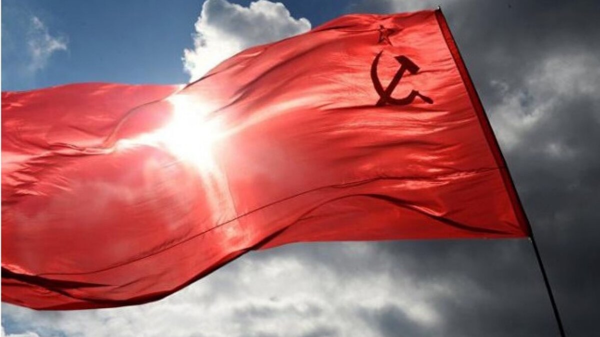 Коммунисты предложили сделать советский флаг государственным флагом России.