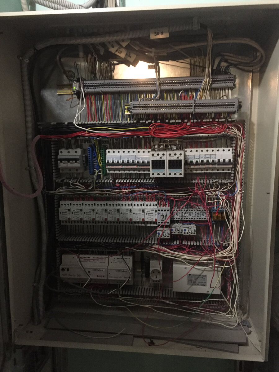 Шкаф был в таком виде, похоже пытались хоть как-то запустить.