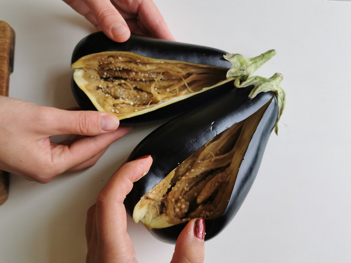 Бьем баклажан скалкой, только аккуратно, чтоб подица не лопнула. В итоге баклажан получится словно поролон или желе. Далее делаем небольшой прорез и баклажан раскрываем