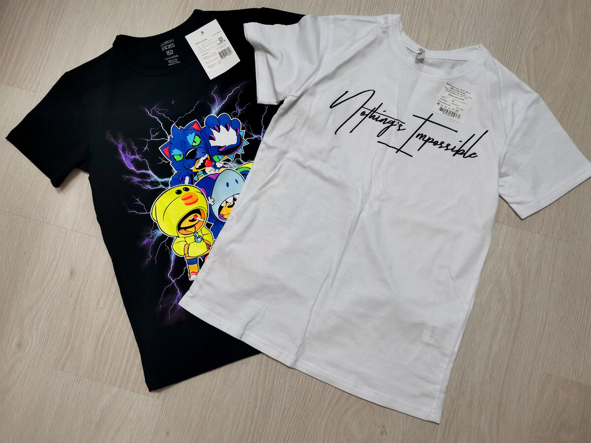 Моя футболка справа (706руб), Егора - слева(670 руб), а размеры почти одинаковые 🤭😂