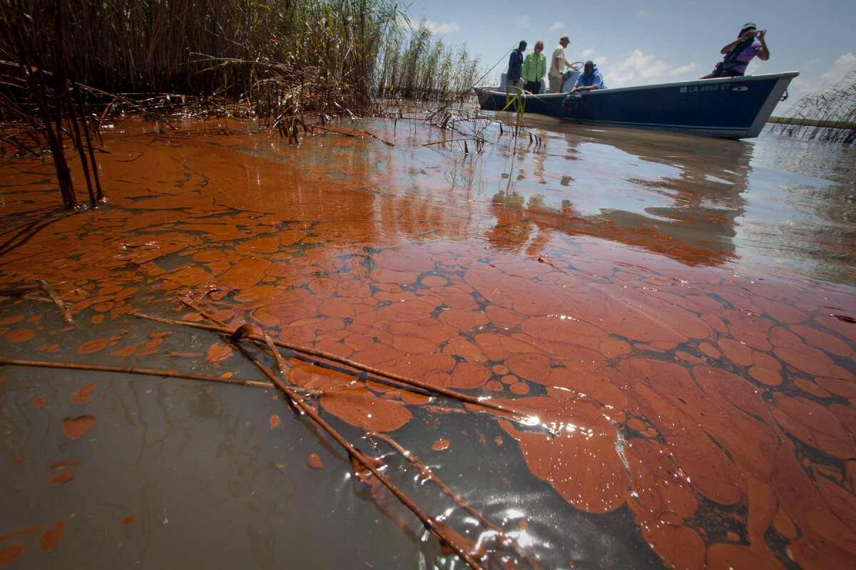 Нефть на поверхности воды. В древности её собирали и заправляли ей лампы, факелы. The Oil - это и нефть и масло. "Заправить горелку маслом".))) Из открытого доступа.