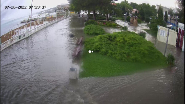 Наводнение в Геленджике, снятое на городские камеры. Фото © Telegram / "Геленджик. Происшествия"