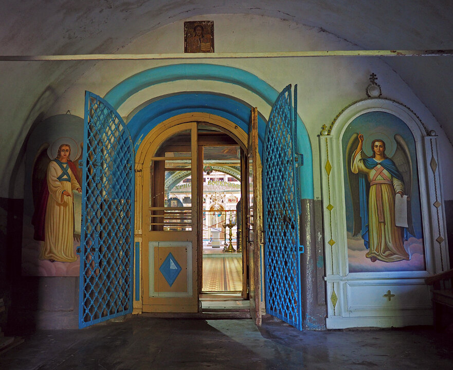 Вход в церковь.