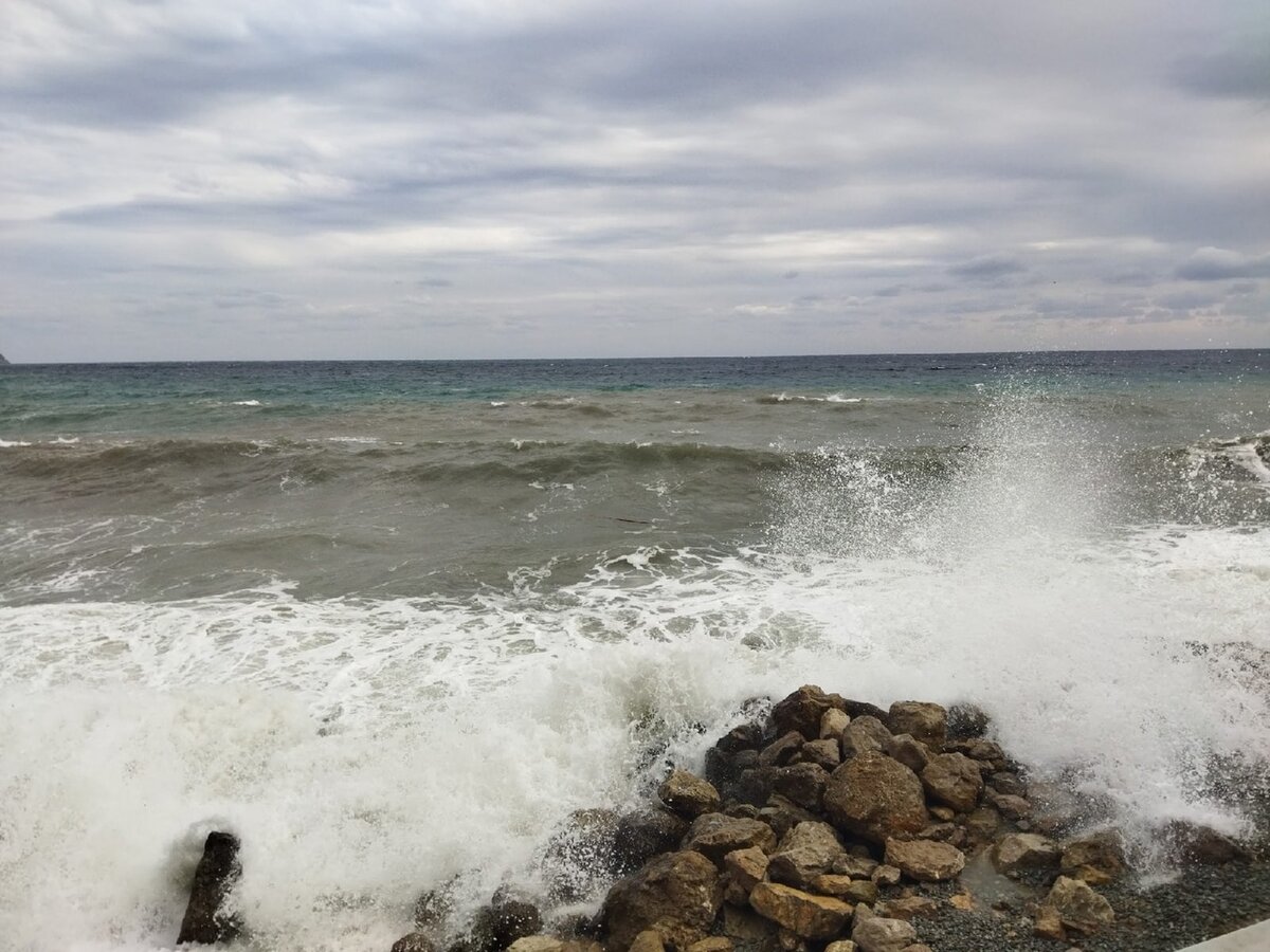 пляж в алупке черный бугор